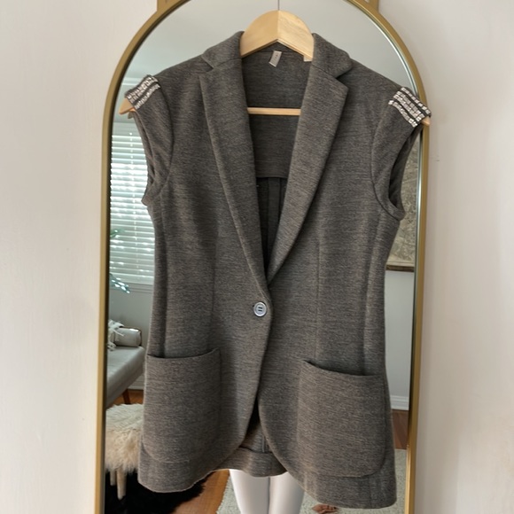 IISLI Embellished Vest - Picture 2 of 8